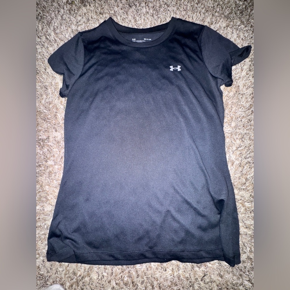 Under Armor short sleeve
Size small